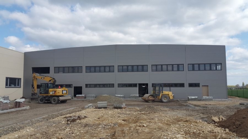Stavba nové velké betonové haly prováděná firmou HAK PROFI