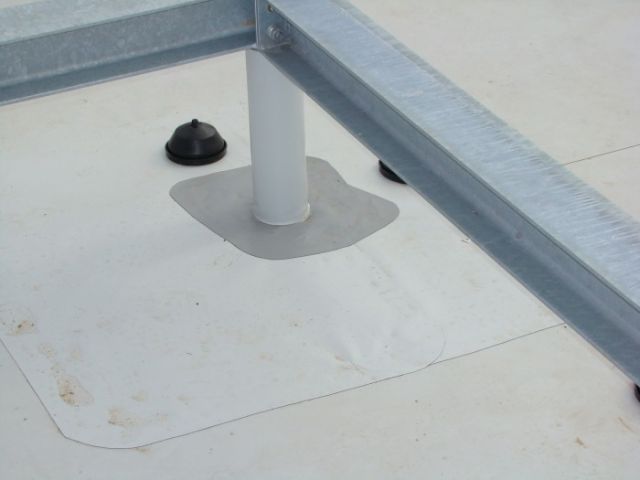Detail střešního pláště po stavbě betonové nebo ocelové haly