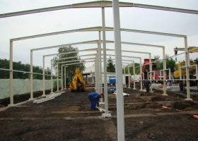 průběh stavby montované haly
