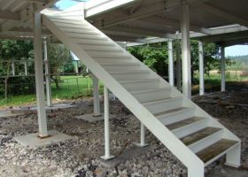 schodiště montovaná skladová hala s administrativním a prodejním centrem firmy Prekos v Zelinkovicích - Frýdek - Místek