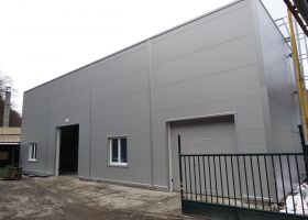 Montovaná hala ve Vsetíně, šedé opláštění haly, Zdeněk Kubík 