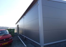 Přístavba montovaného skladu s chladírnou v Brně, Farma Ráječek, detail rohu budovy