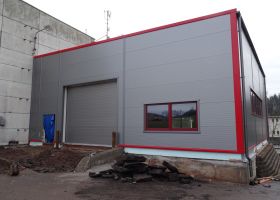 vjezd do skladové haly JINOVA s.r.o.