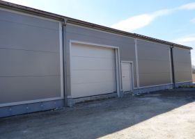 Přístavba montovaného skladu s chladírnou v Brně, Farma Ráječek, dvěře a vjezd