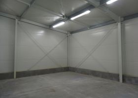 interiér přístavby montovaného skladu s chladírnou v Brně, Farma Ráječek