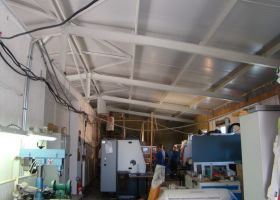 interiér průmyslové montované haly a detail střechy