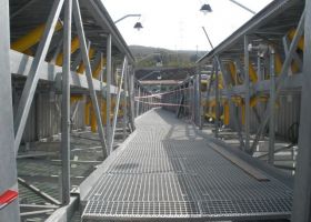 chodník montované ocelové haly UNITED ENERGY, a.s.