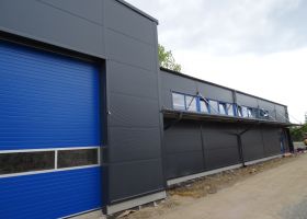 montovaná výrobní hala s modrými dveřmi, ROHDE s.r.o.