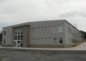 betonová hala s administrativní budovou Thome Lighting s.r.o. v Kamenickém Šenově