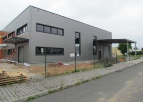 barevné opláštění VARIA - PLUS spol. s r.o., skladová hala v Plzni IV