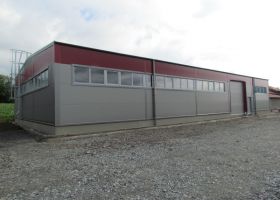 výrobní haly s červeným opláštěním, HLADÍK INTERREAL s.r.o.