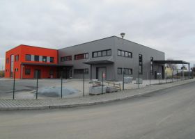 barevné opláštění VARIA - PLUS spol. s r.o., skladová hala v Plzni.