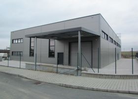 barevné opláštění VARIA - PLUS spol. s r.o., skladová hala v Plzni II