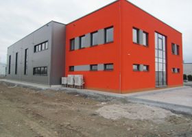 barevné opláštění VARIA - PLUS spol. s r.o., skladová hala v Plzni I