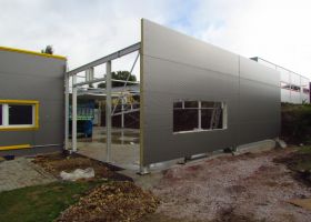 Přístavba výrobní haly v Jičíně, FREZITE, šedé opláštění