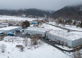 Zimní pohled na skladovou a logistickou halu od HAK PROFI