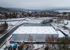 Zimní pohled na skladovou a logistickou halu od HAK PROFI s.r.o.
