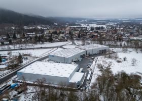 Zimní pohled na skladovou a logistickou halu MM Spedition od HAK PROFI s.r.o.