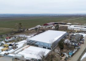 Zimní pohled na skladovou halu v Týnci na Moravě od HAK PROFI