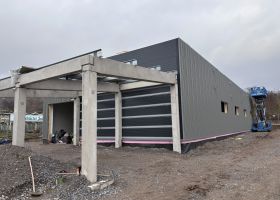 Rozpracovené opláštění garáží TS Židenice od prumyslovehaly.cz