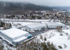 Zimní pohled na skladovou a logistickou halu MM Spedition