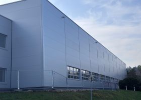 Montovaná hala s oblou stěnou v Brně 