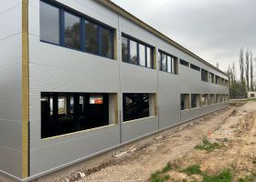 Montovaná hala s betonovou konstrukcí a počáteční montáží oken