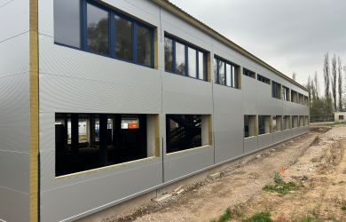 Montovaná hala s betonovou konstrukcí a počáteční montáží oken