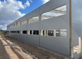 Montovaná hala s betonovou konstrukcí před realizací střechy