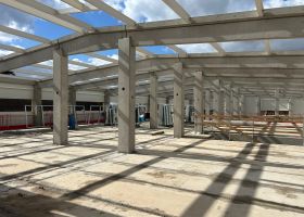 Betonový základ pro montovnou halu 