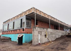 Pokračování prací u montované stavby se zděnou částí