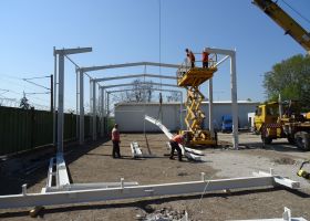 průběh stavby montované skladové haly v Brně