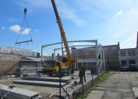 průběh stavby skladové haly v Praze