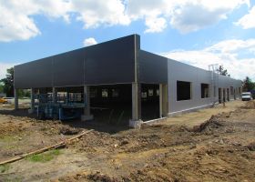 betonová konstrukce autoservisu s opláštěním